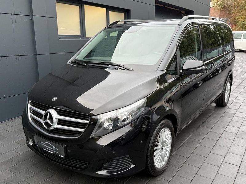 Schwarz Gebraucht 2018 Mercedes V220 Edition Van / Kleinbus | 32.500 € (Guter Preis) - Bild 1/4