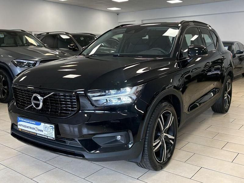 Schwarz black solid stone / solid Gebraucht 2020 Volvo XC40 R-Design SUV | 25.500 € (Superpreis) - Bild 1/4