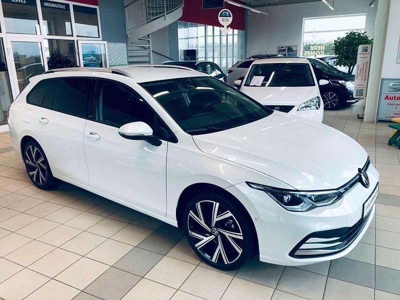 Gebraucht VW Golf VIII Life 150 PS (110 kW) 2023 Oryxweiß perlmutteffekt Kombi