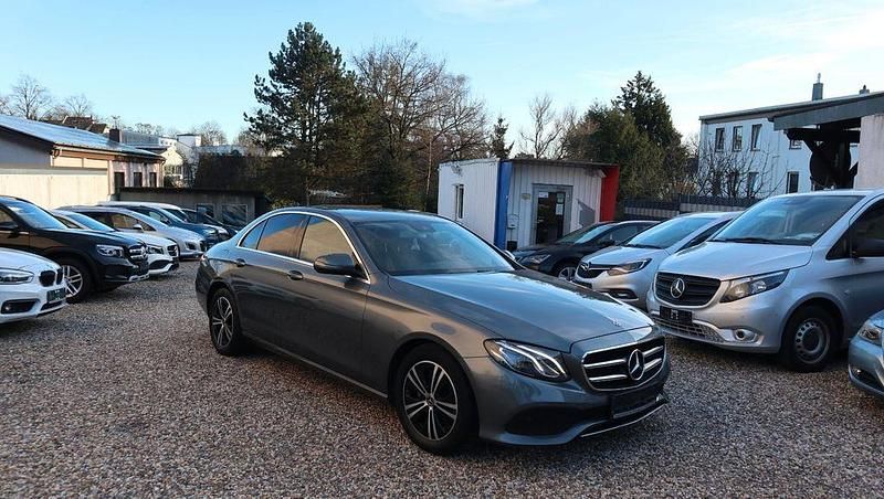 Gebraucht Mercedes E220 194 PS (142 kW) 2020 Selenitgrau  metalliclack (metallic) Limousine