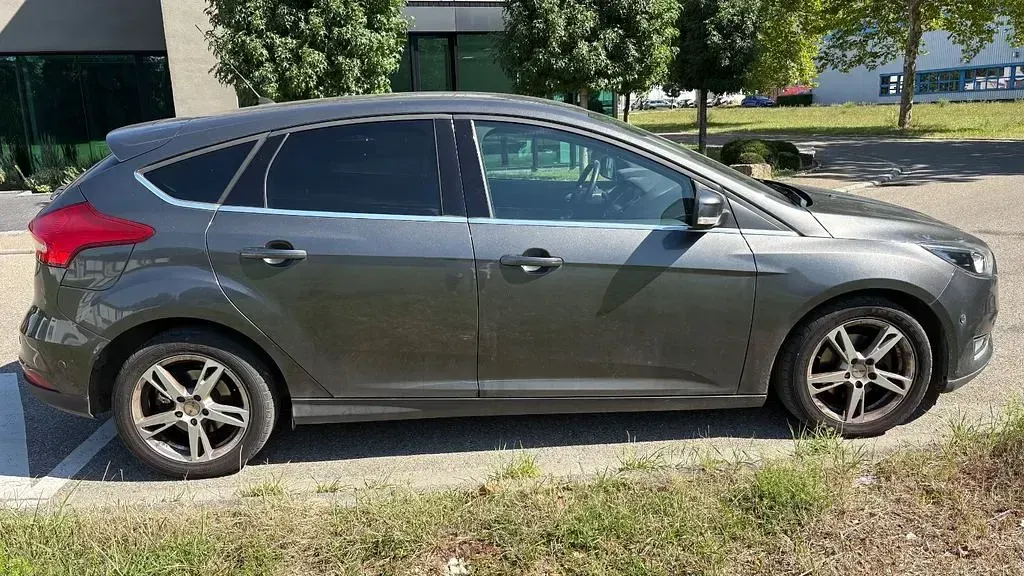 Gebraucht Ford Focus Titanium 125 PS (91 kW) 2015 Grau Limousine