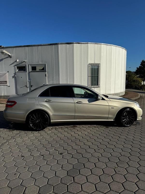 Gelb Gebraucht 2010 Mercedes E350 Limousine | 7.699 € (Superpreis) - Bild 1/4