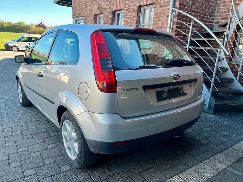 Gebraucht Ford Fiesta 69 PS (50 kW) 2003 Silber Kleinwagen