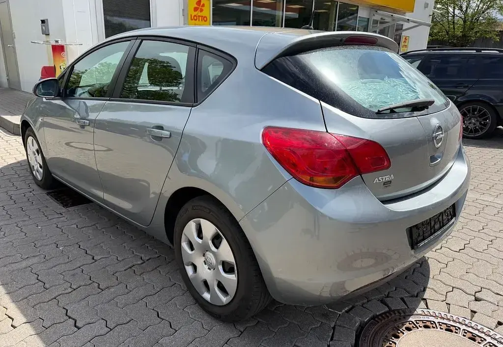 Occasion Opel Astra Edition 116 ch (85 kW) 2011 Argent Berline
