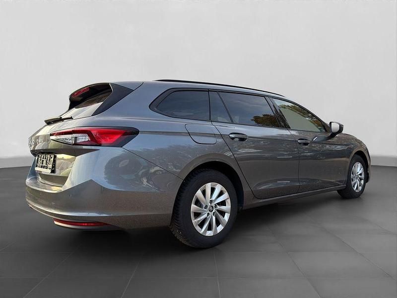 Gebraucht Skoda Superb Essence 150 PS (110 kW) 2025 Grau Kombi