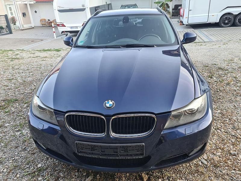 Gebraucht BMW 320 184 PS (135 kW) 2011 Blau Kombi
