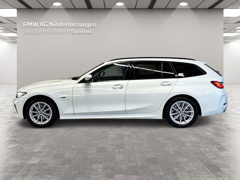 Gebraucht BMW 330e 184 PS (135 kW) 2023 Weiß Kombi