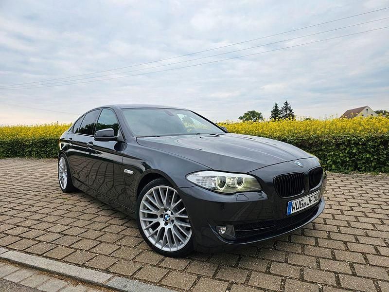 Grau Gebraucht 2010 BMW 523 Shadowline Limousine | 9.490 € (Fairer Preis) - Bild 1/4