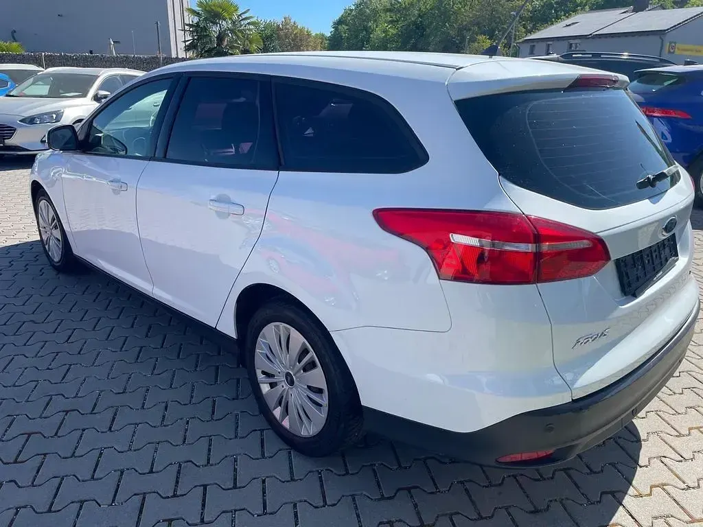 Gebraucht Ford Focus Basis 101 PS (74 kW) 2018 Weiß Limousine