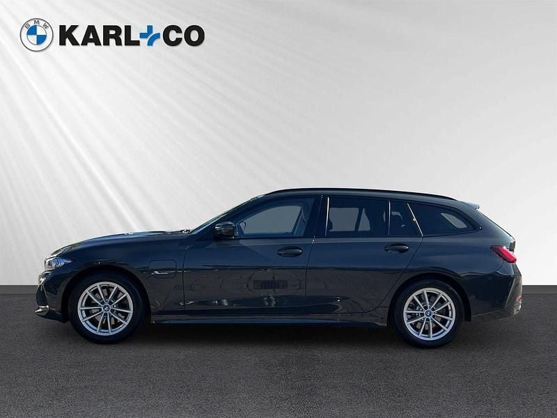 Grau Gebraucht 2022 BMW 320e Shadowline Kombi | 23.488 € (Guter Preis) - Bild 1/4