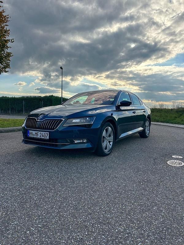 Blau Gebraucht 2017 Skoda Superb Style Limousine | 25.490 € (Teuer) - Bild 1/4