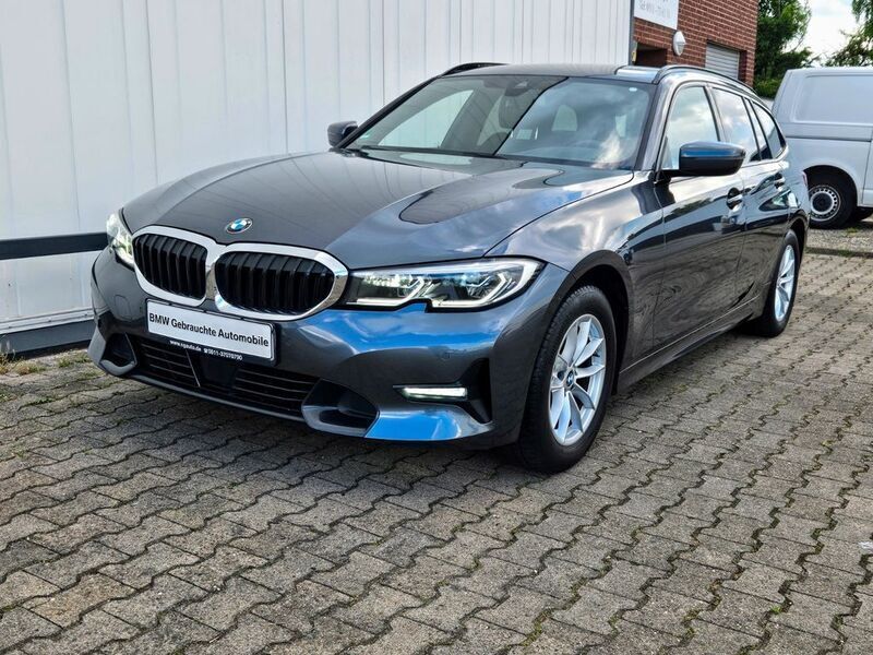 Grau Gebraucht 2021 BMW 320 Sport Line Limousine | 25.998 € (Guter Preis) - Bild 1/4