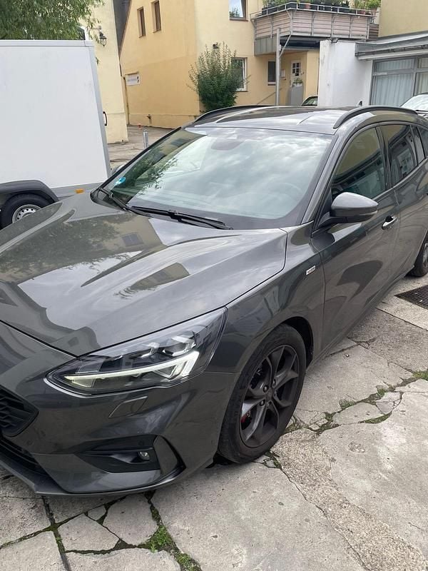 Grau Gebraucht 2021 Ford Focus ST-Line Kombi | 13.500 € - Bild 1/4