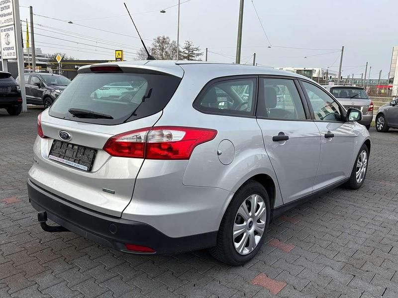 Gebraucht Ford Focus Ambiente 101 PS (74 kW) 2014 Polarsilber metallic Kombi