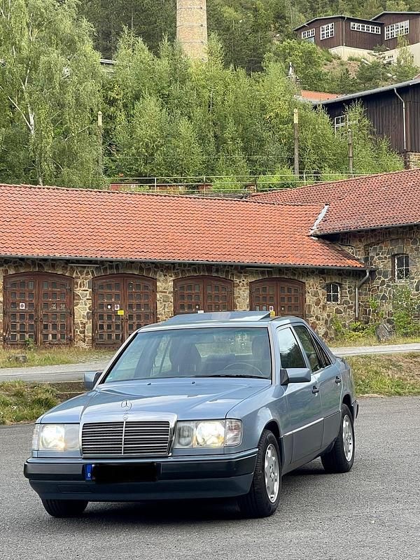 Gebraucht Mercedes E230 130 PS (95 kW) 1993 Blau Limousine