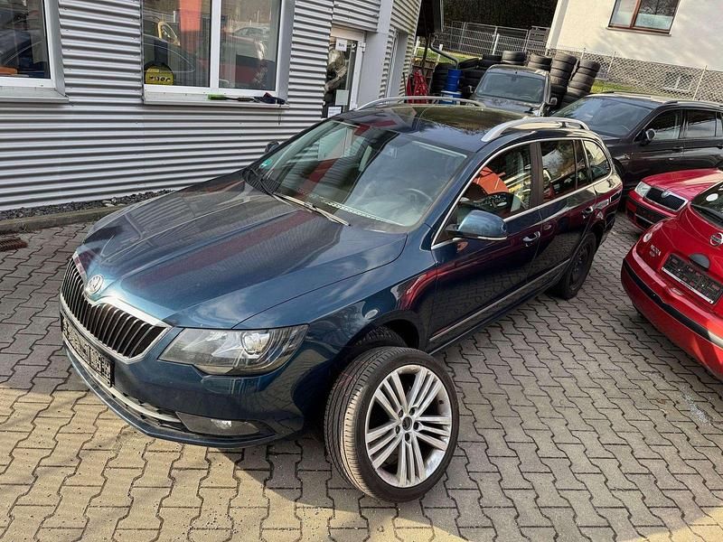 Gebraucht Skoda Superb Elegance 170 PS (125 kW) 2014 Lavablau metallic Kombi