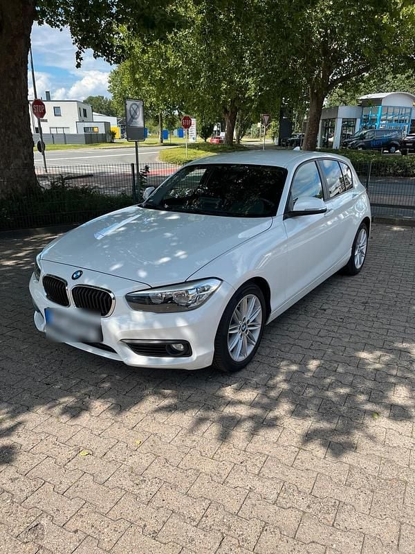 Weiß Gebraucht 2015 BMW 118 Kleinwagen | 10.900 € - Bild 1/4