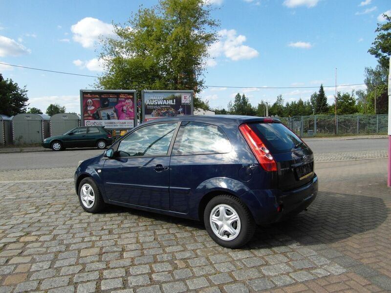 Gebraucht Ford Fiesta 60 PS (44 kW) 2008 Blau Kleinwagen