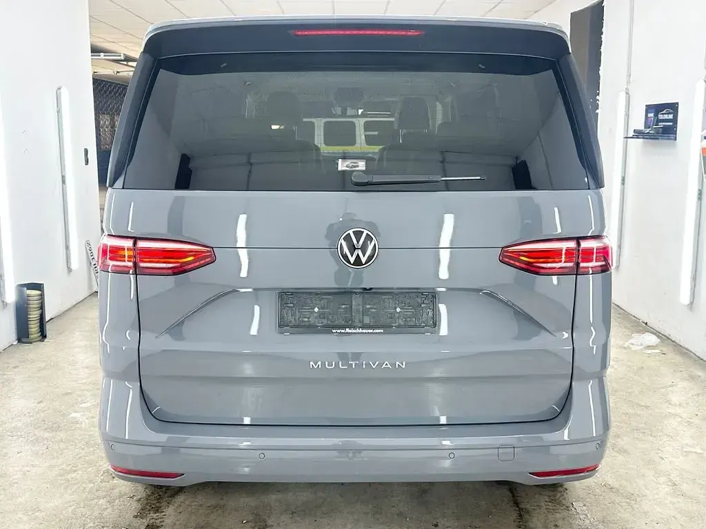 Gebraucht VW Multivan 150 PS (110 kW) 2024 Grau Van / Kleinbus