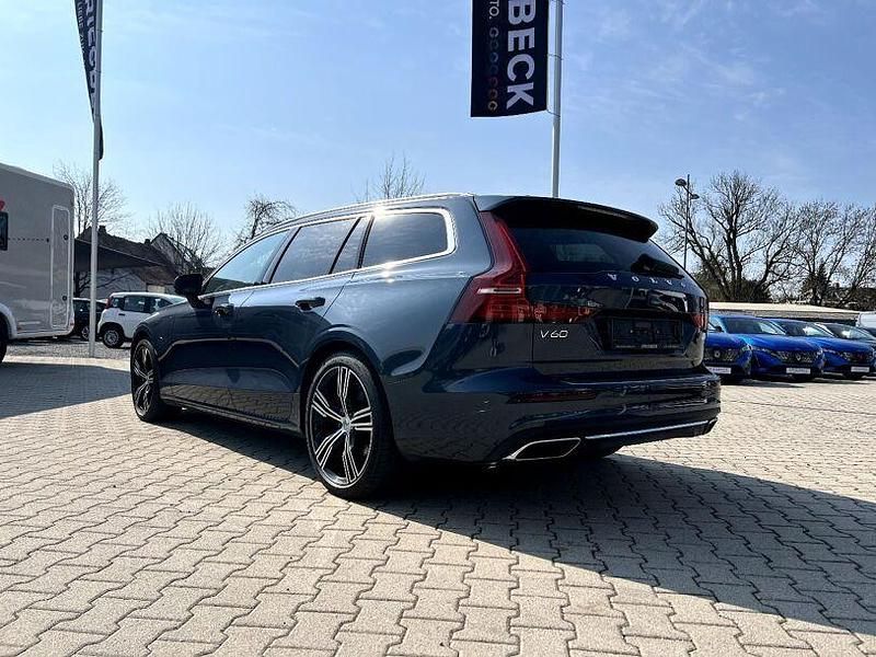 Gebraucht Volvo V60 Plus 455 PS (334 kW) 2022 Denim blue / metallic Kombi