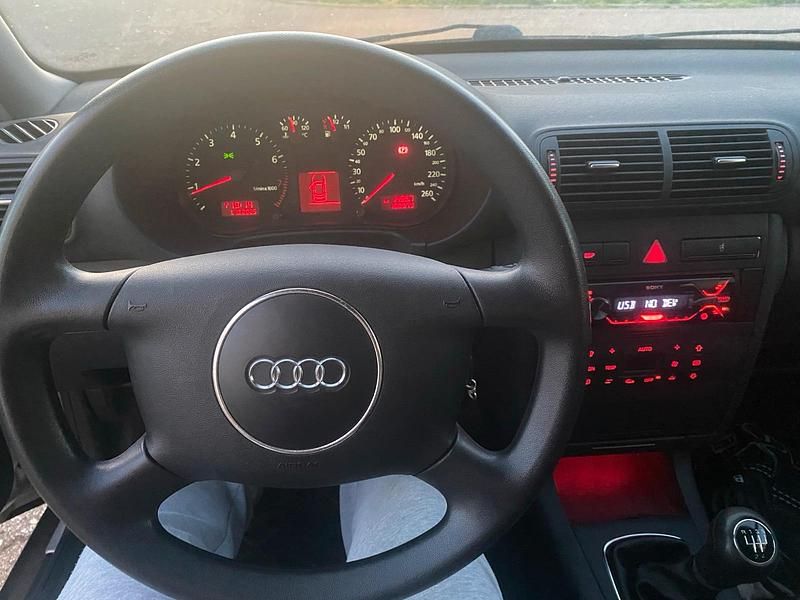 Second-hand Audi A3 101 CP (74 kW) 2001 Argintiu Hatchback