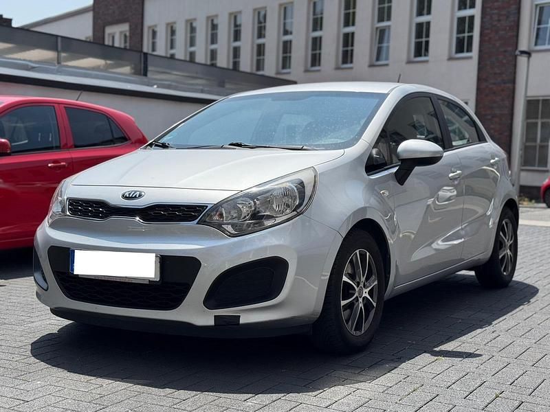 Silber Gebraucht 2014 Kia Rio 2 Limousine | 5.500 € (Fairer Preis) - Bild 1/4