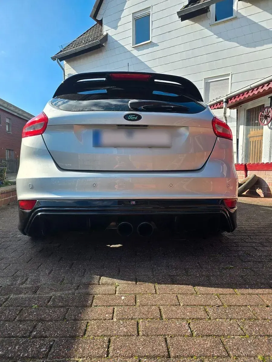 Usado Ford Focus Sport 290 CV (213 kW) 2015 Plateado Berlina