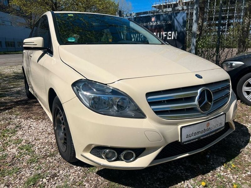 Beige Gebraucht 2012 Mercedes B180 Van / Kleinbus | 3.899 € (Teuer) - Bild 1/4