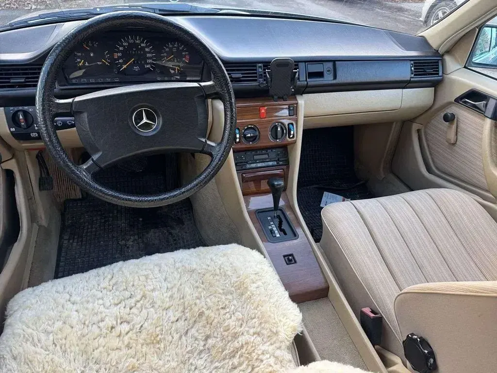 Gebraucht Mercedes 260 160 PS (117 kW) 1988 Silber Limousine
