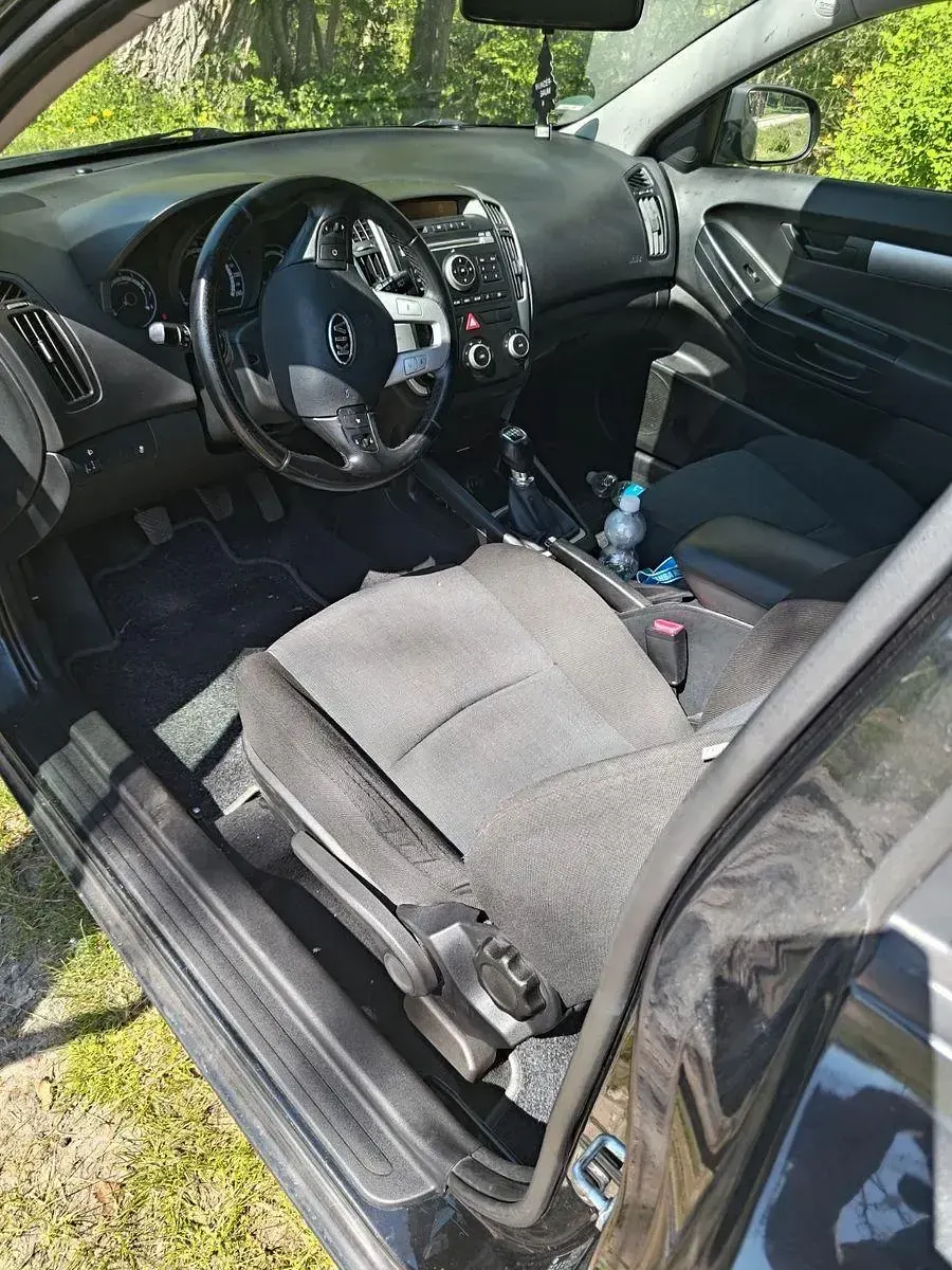 Używany Kia Ceed Spirit 126 KM (92 kW) 2010 Czarny Hatchback