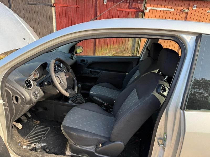 Używany Ford Fiesta 59 KM (43 kW) 2004 Srebrny Hatchback