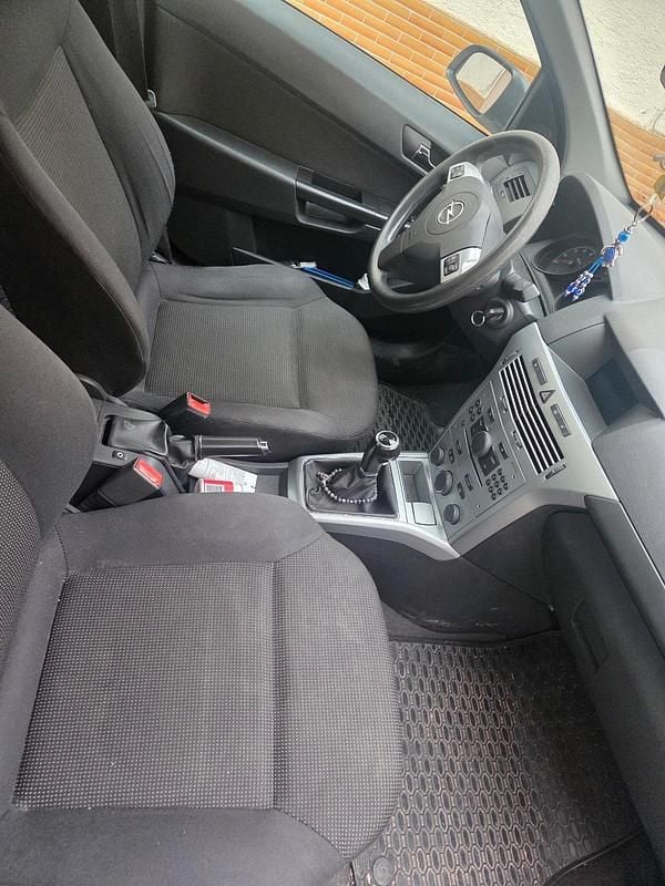 Second-hand Opel Astra 115 CP (84 kW) 2009 Alb Berlinǎ