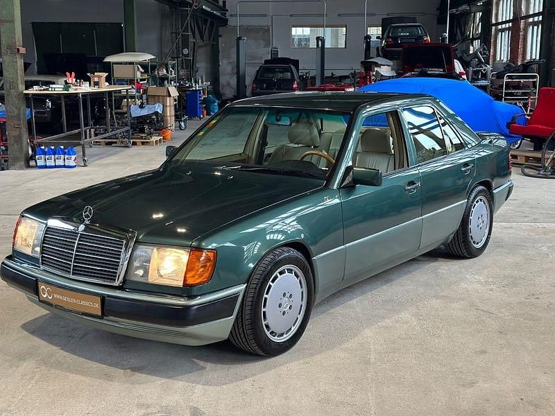 Second-hand Mercedes E230 132 CP (97 kW) 1992 Verde Berlinǎ