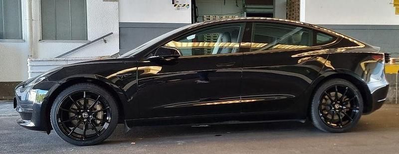 Schwarz Gebraucht 2021 Tesla Model 3 Standard Range Plus Limousine | 24.500 € (Fairer Preis) - Bild 1/4