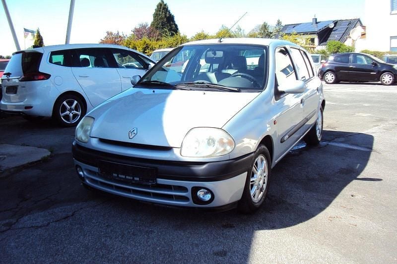 Gebraucht Renault Clio II 97 PS (71 kW) 2001 Silber Kleinwagen