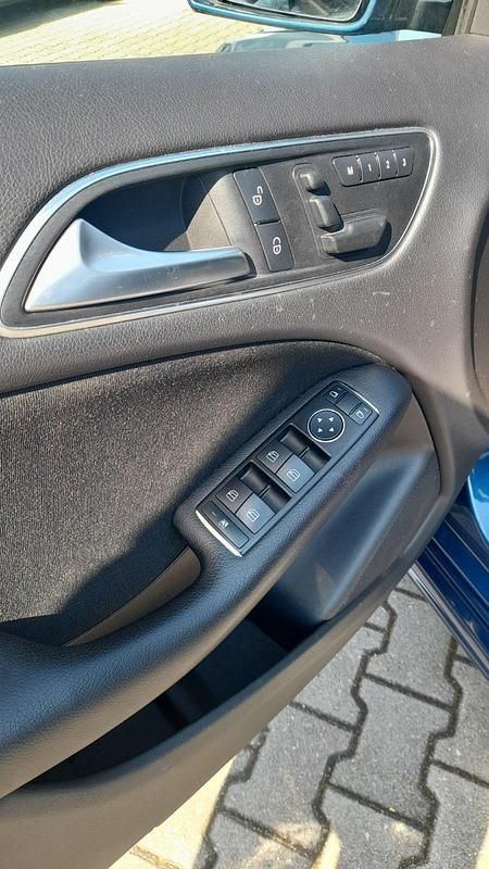 Gebraucht Mercedes B200 156 PS (114 kW) 2012 Blau Van / Kleinbus