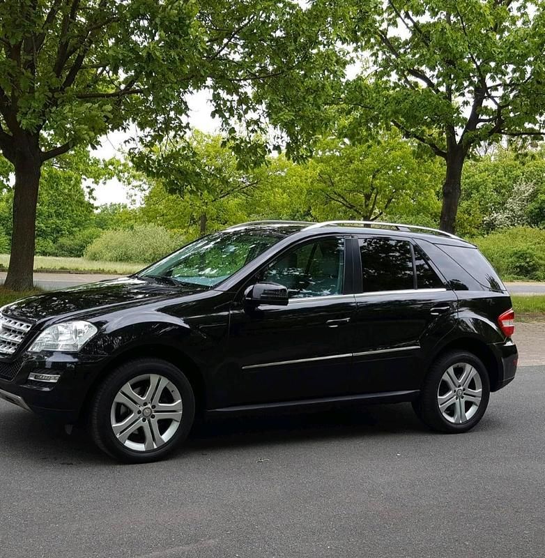 Gebraucht Mercedes ML350 231 PS (169 kW) 2010 Schwarz SUV
