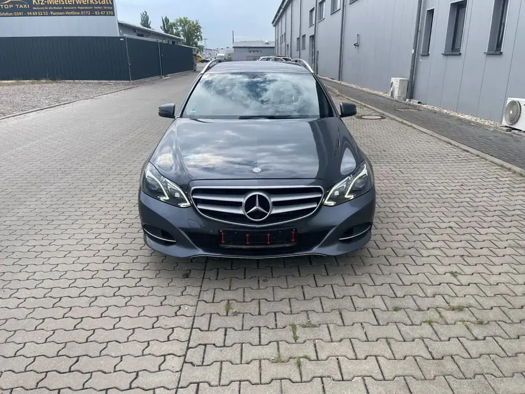 Gebraucht Mercedes E220 Avantgarde 170 PS (125 kW) 2015 Grau Limousine