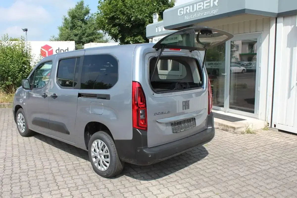Neu Fiat Doblò 131 PS (96 kW) 2026 Grau Van / Kleinbus