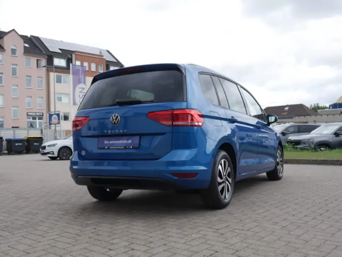Gebraucht VW Touran Active 150 PS (110 kW) 2023 Blau Van / Kleinbus
