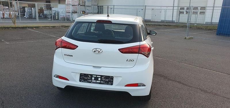 Gebraucht Hyundai i20 Classic 75 PS (55 kW) 2016 Weiß Limousine