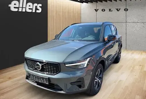Neu Volvo XC40 Plus 197 PS (144 kW) 2025 Schwarz SUV