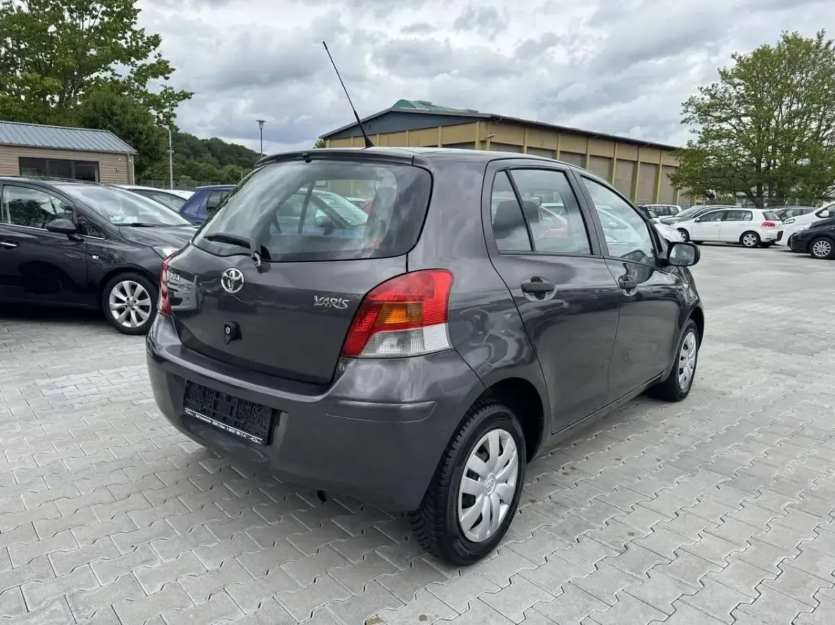 Gebraucht Toyota Yaris Basis 69 PS (50 kW) 2009 Grey metallic Kleinwagen