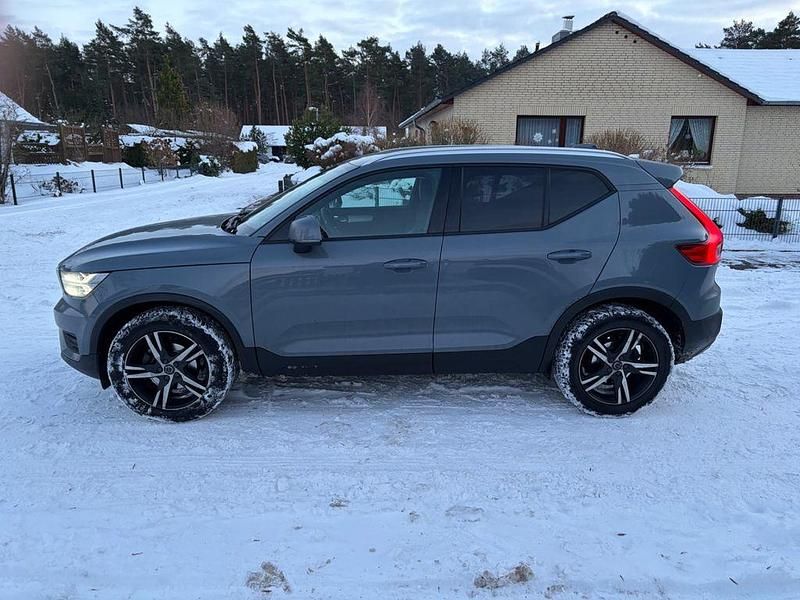 Grau Gebraucht 2020 Volvo XC40 Momentum SUV | 22.950 € - Bild 1/4