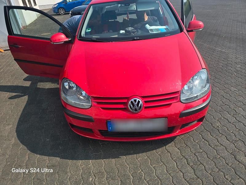 Rot Gebraucht 2004 VW Golf V Kleinwagen | 850 € (Superpreis) - Bild 1/3