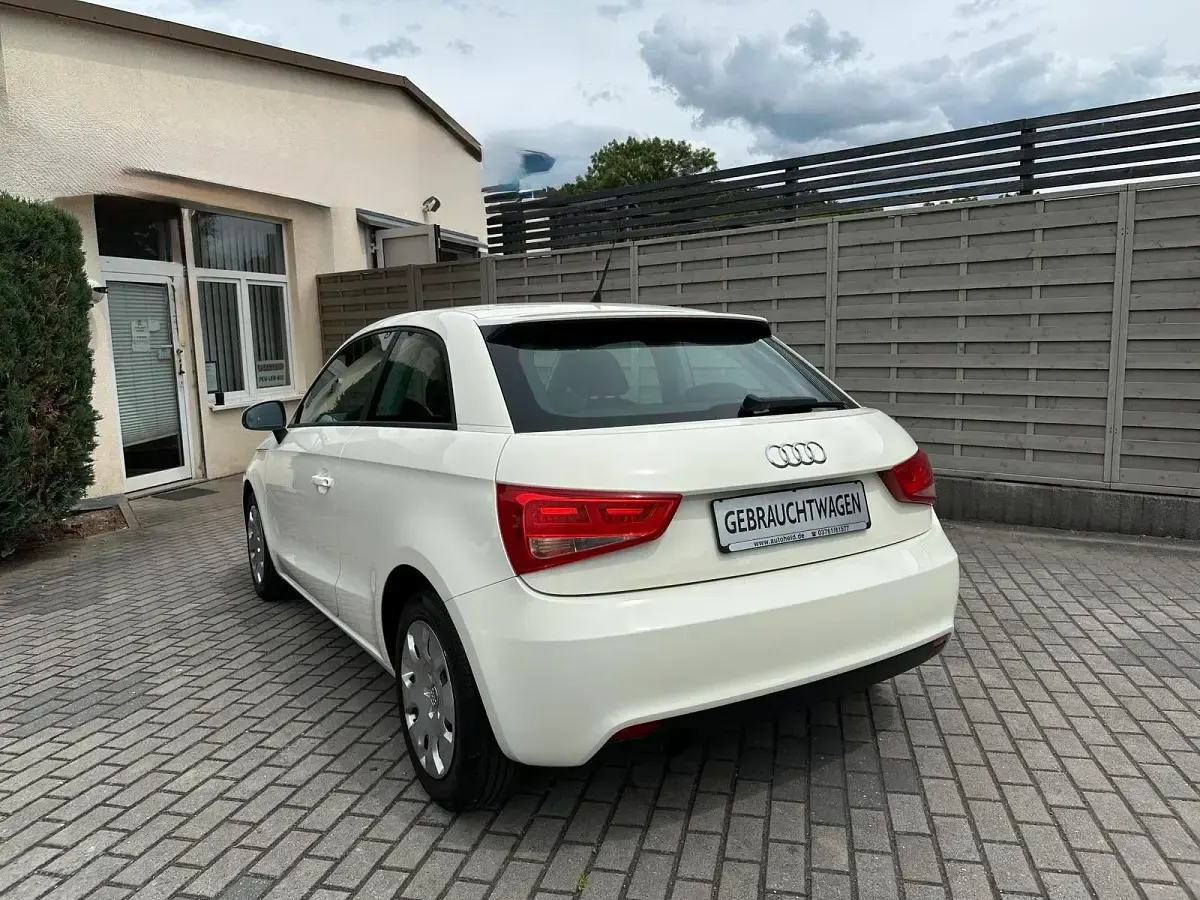Gebraucht Audi A1 Attraction 86 PS (63 kW) 2011 Weiß Kleinwagen