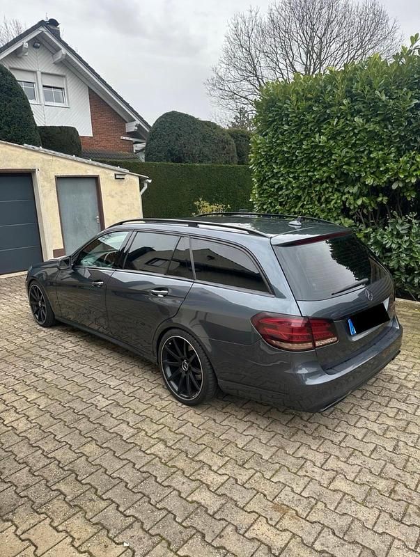 Gebraucht Mercedes E220 Avantgarde 170 PS (125 kW) 2014 Grau Kombi