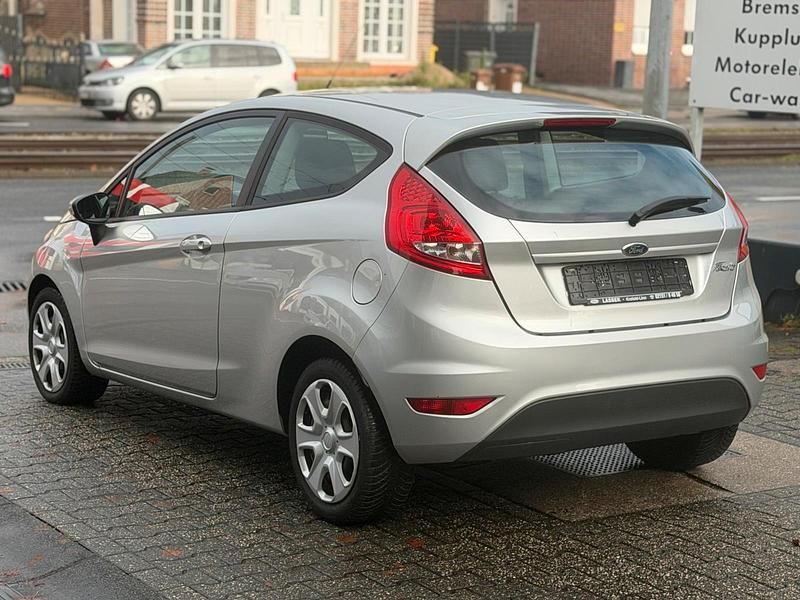 Gebraucht Ford Fiesta 60 PS (44 kW) 2011 Silber Kleinwagen