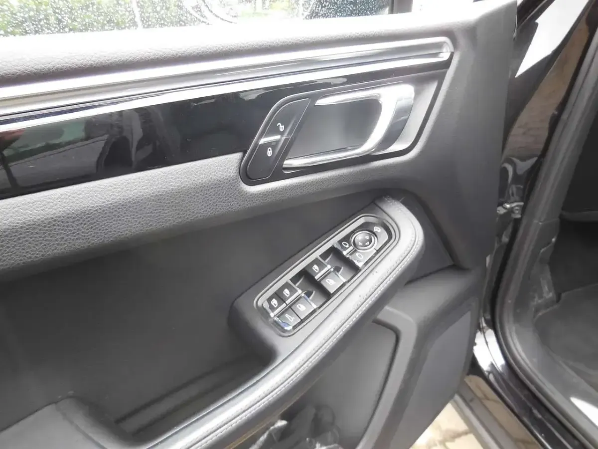 Gebraucht Porsche Macan 258 PS (189 kW) 2016 Tiefschwarzmetallic SUV