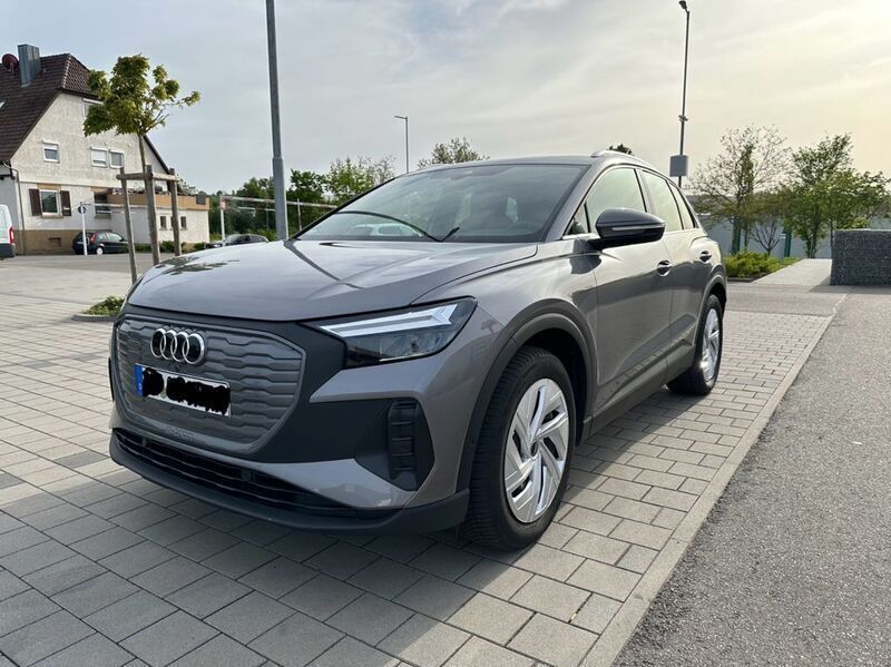 Grau Gebraucht 2023 Audi Q4 e-tron Comfort SUV | 34.999 € (Fairer Preis) - Bild 1/4